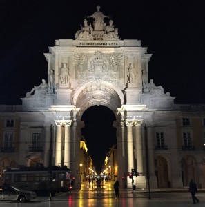Praça do Comércio at night, with the lighting and blurs of the Arco da Rua Augusta as a backdrop.