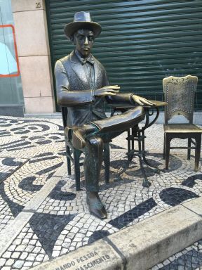 Bronze statue of Fernando Pessoa outside of Cafe A Brasiliera